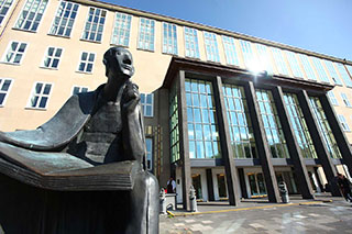 Skulptur vor dem Hauptgebäude